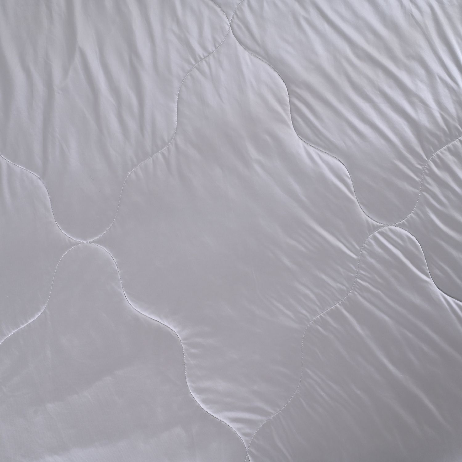 SERENITY NIGHT High-Tech Cooling-Steppdecken-Set mit edler, temperaturregulierender Maulbeeren-Seiden-Füllung und MOP Knöpfe, 135x200 - 40x80 cm, Pfau, Silber