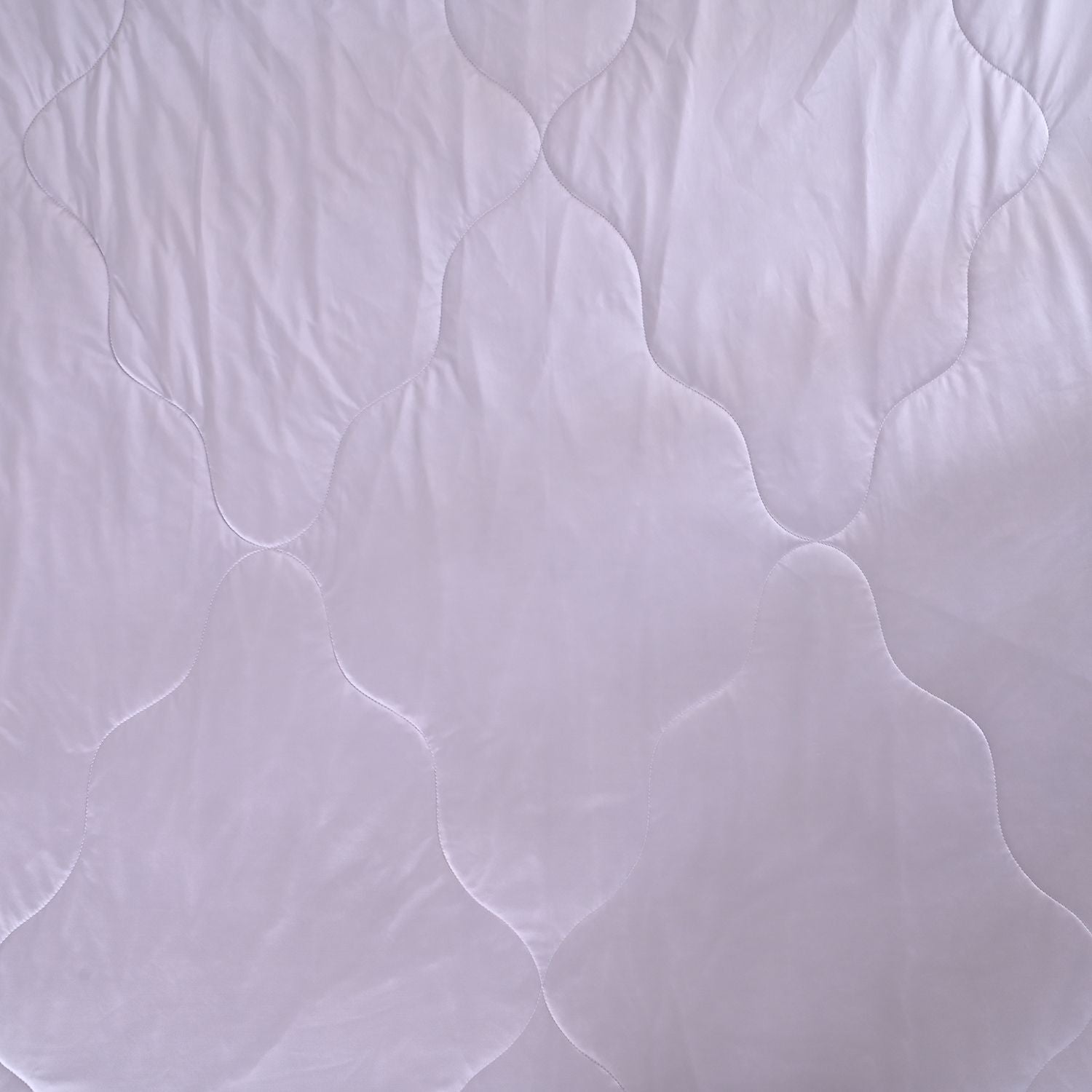 SERENITY NIGHT High-Tech Cooling-Steppdecken-Set mit edler, temperaturregulierender Maulbeeren-Seiden-Füllung und MOP Knöpfe, 135x200 - 40x80 cm, Flieder