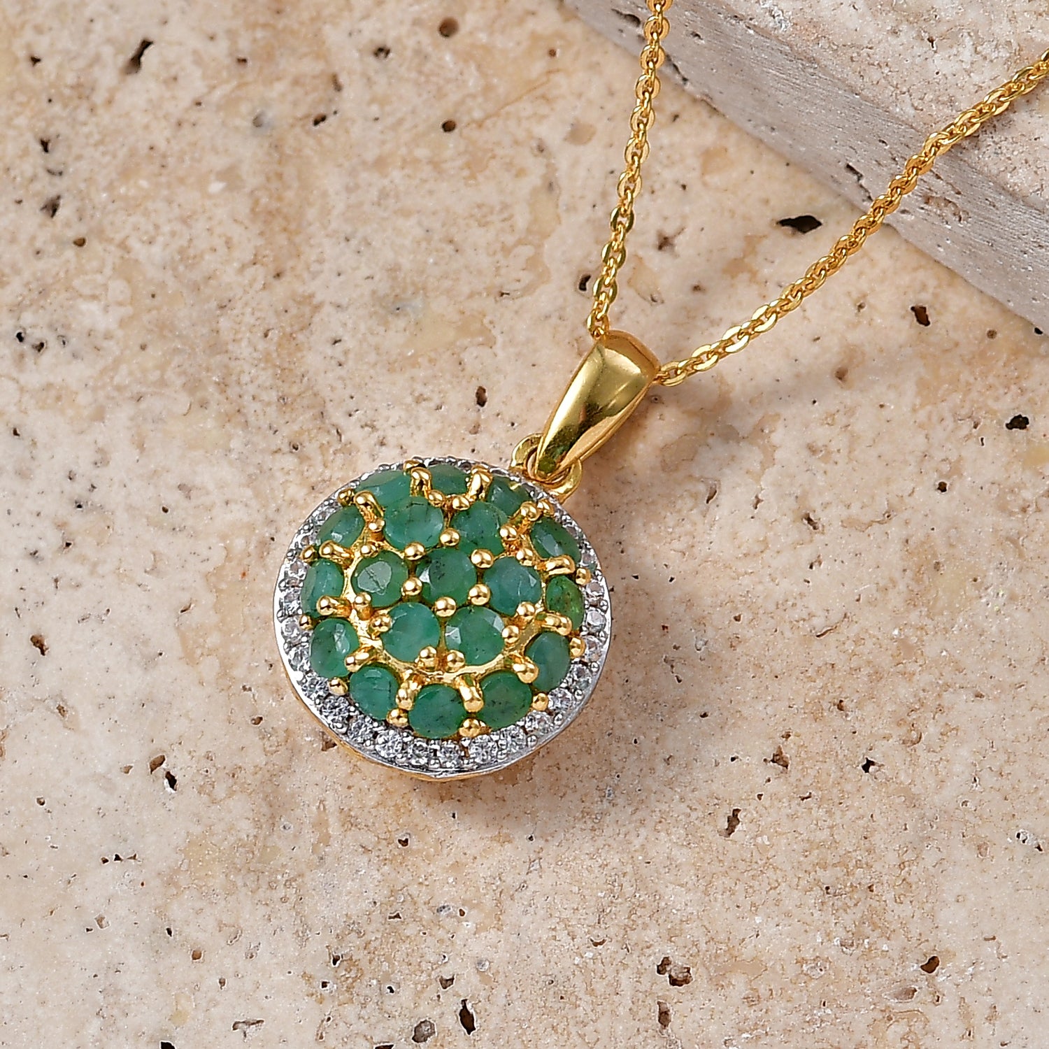 D'Joy Socoto Smaragd und Zirkon floraler Halo Anhänger mit 50cm Kette, 925 Silber 750 Gelbgold Vermeil - 1,76 ct.