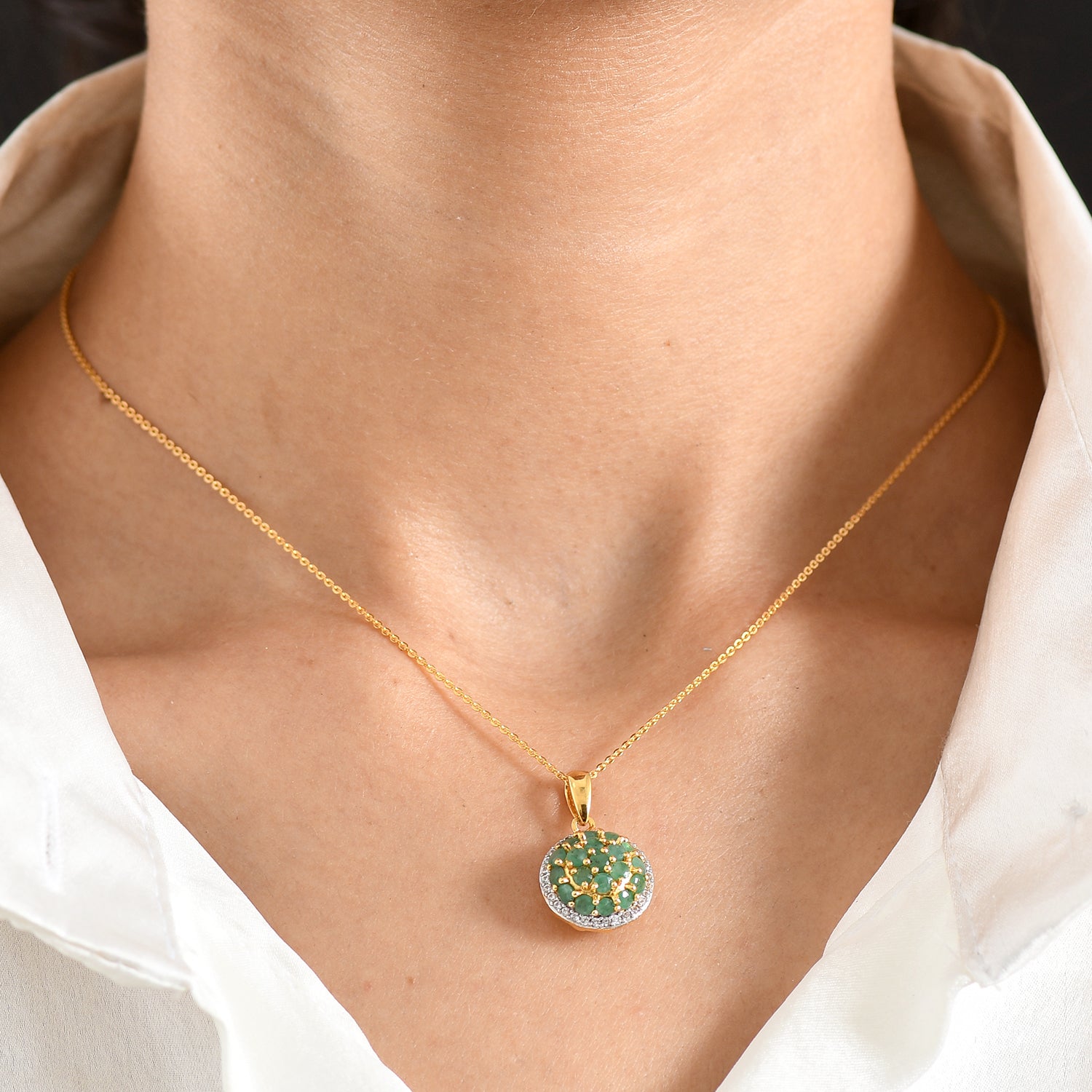 D'Joy Socoto Smaragd und Zirkon floraler Halo Anhänger mit 50cm Kette, 925 Silber 750 Gelbgold Vermeil - 1,76 ct.