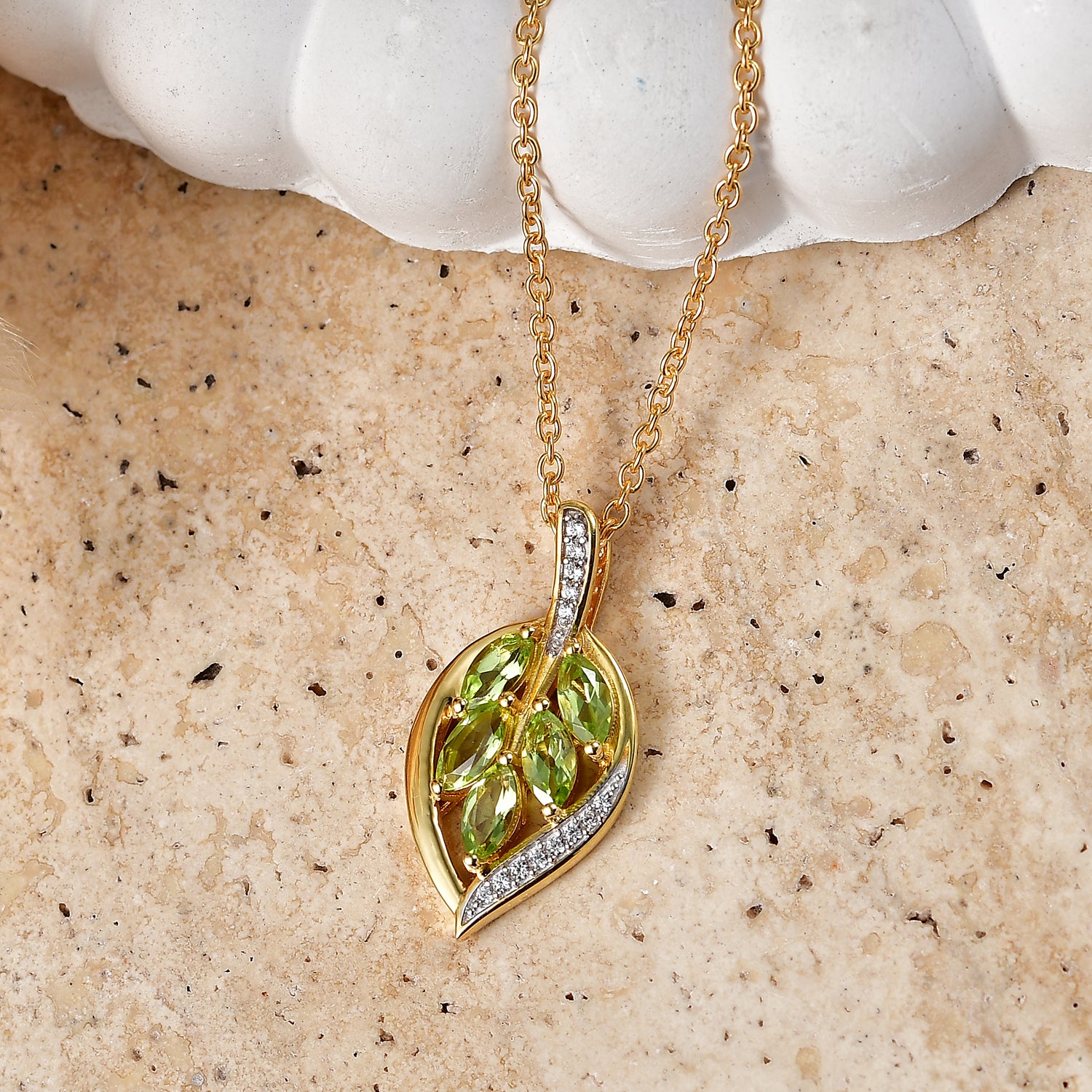D'Joy AA Natürlicher Peridot, Weißer Zirkon Anhänger mit Kette, ca. 50 cm 925 Silber 750 Vergoldet und Edelstahl 750 Vergoldet ca. 1.38 ct