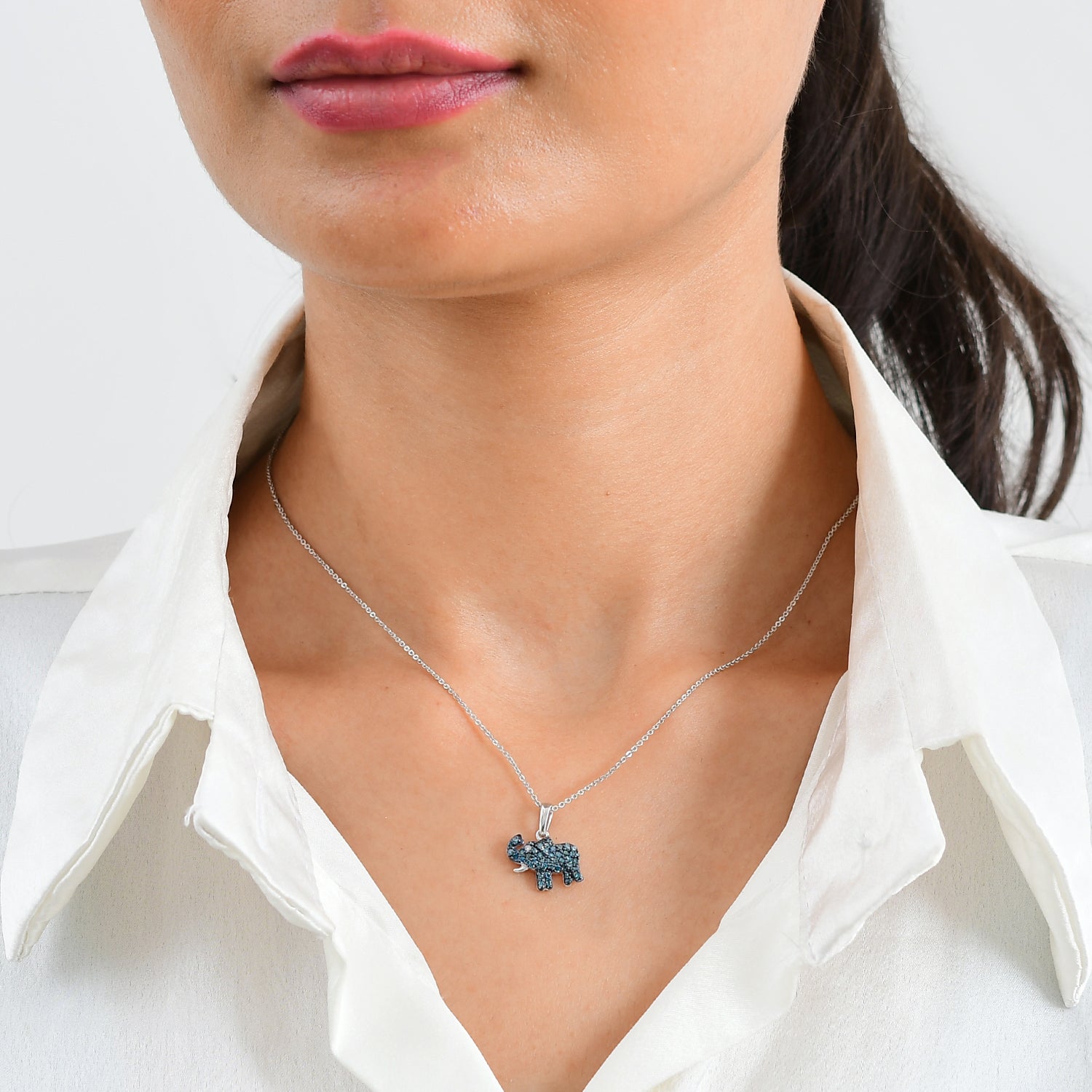 D'Joy blauer und weißer Diamant Elefant Anhänger mit 50cm Kette, 925 Silber rhodiniert - 0,36 ct.