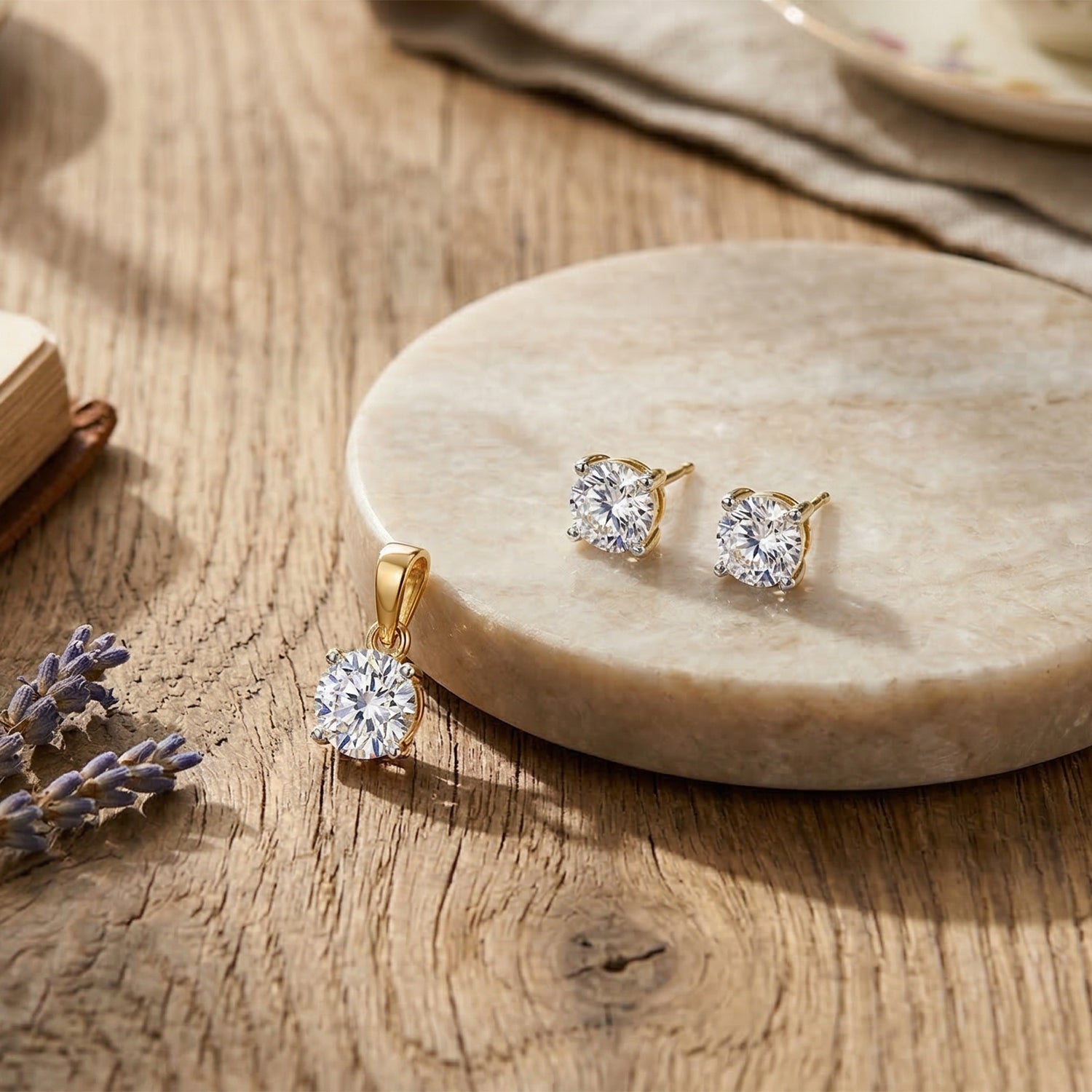 LUXURIANT DIAMOND- SGL zertifizierter VS-EF Labor Diamant Anhänger und Ohrringe in 375 Gelbgold