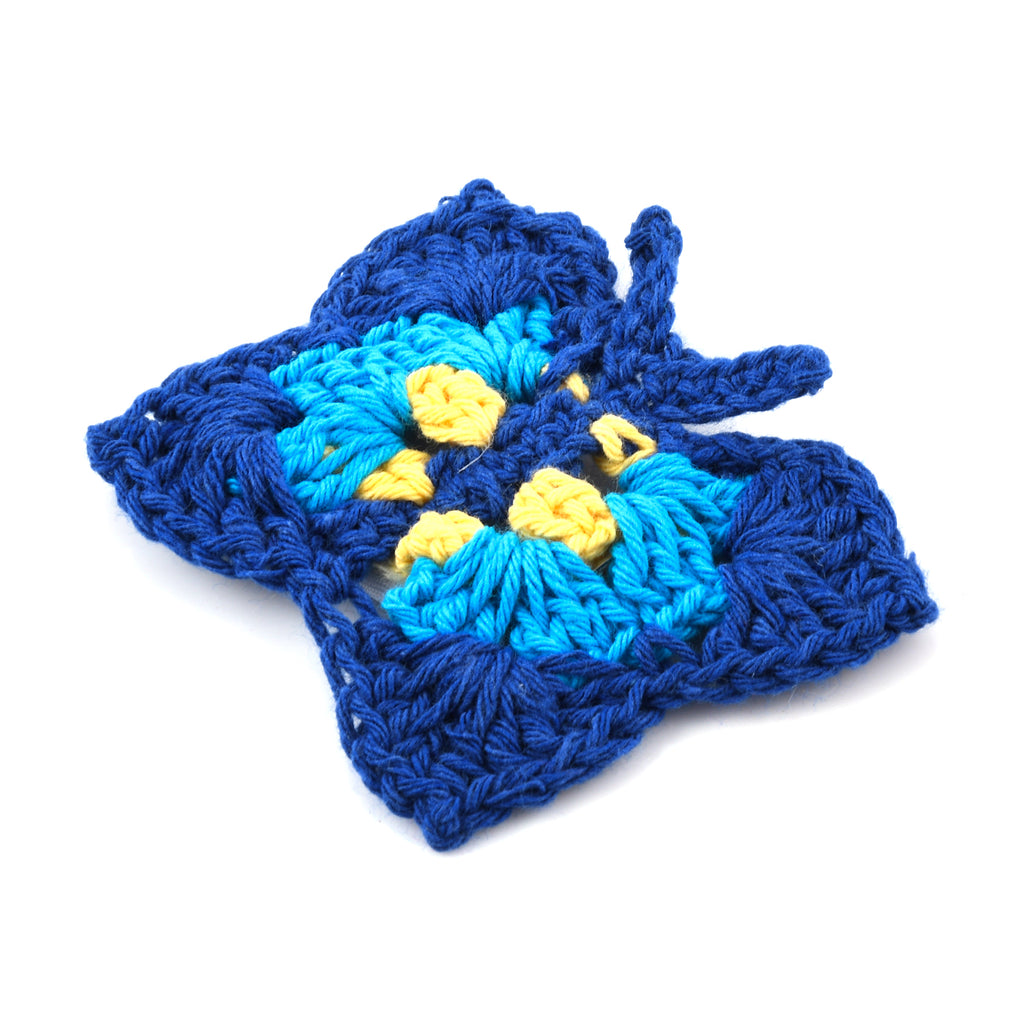 Handgefertigte Brosche mit Häkelarbeit Schmetterling Design, Blau