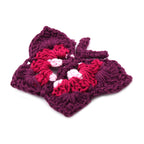 Handgefertigte Brosche mit Häkelarbeit Schmetterling Design, Violett