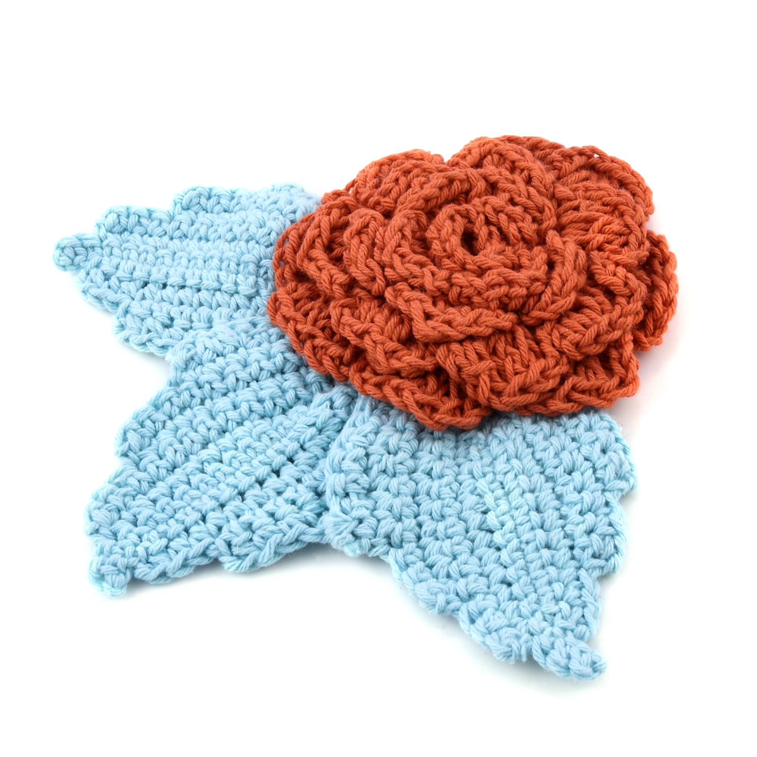 Handgefertigte Brosche mit Häkelarbeit Blumen und Blätter Design, Orange