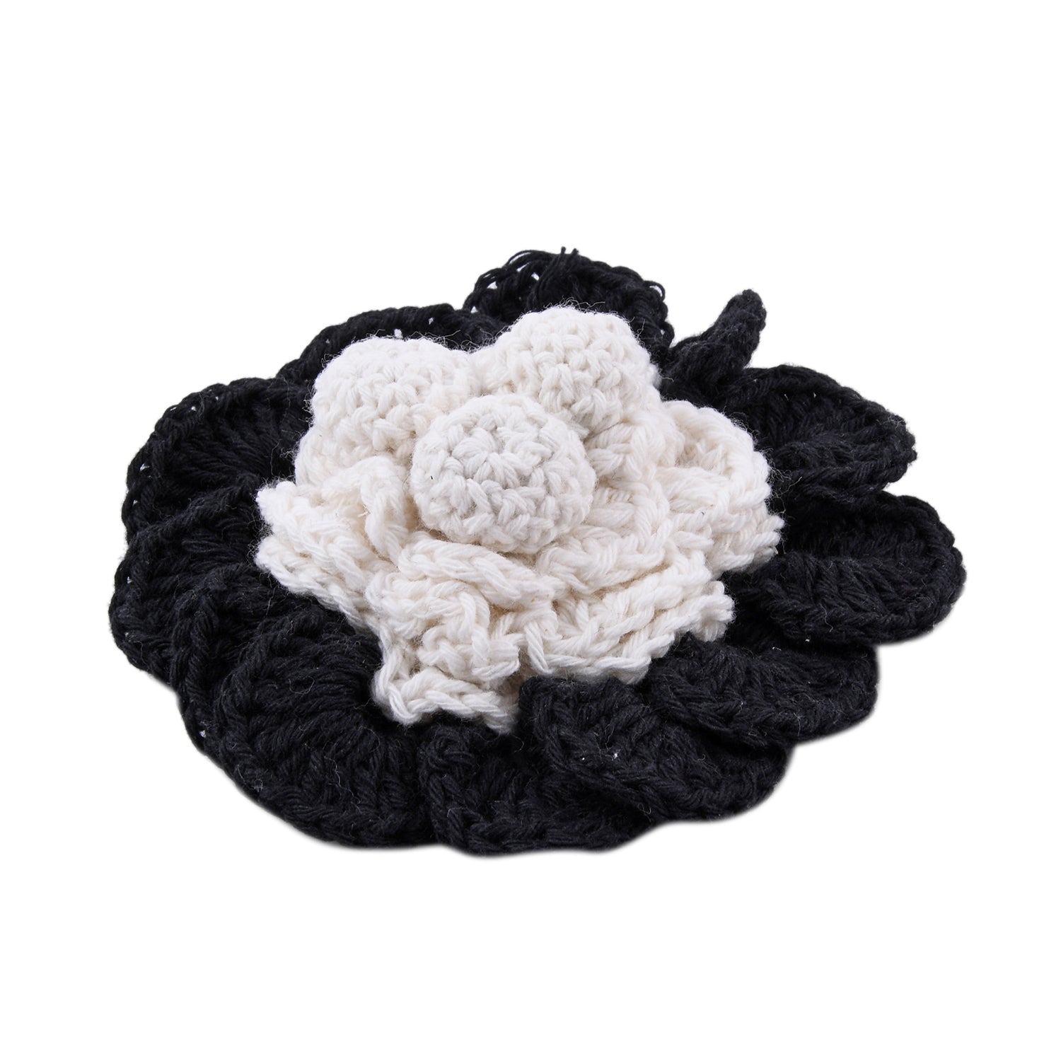 Handgefertigte Brosche mit Häkelarbeit Blumen Design, Schwarz und Weiß