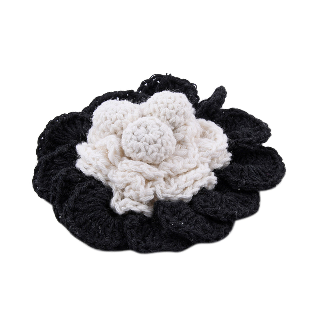 Handgefertigte Brosche mit Häkelarbeit Blumen Design, Schwarz und Weiß
