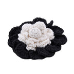 Handgefertigte Brosche mit Häkelarbeit Blumen Design, Schwarz und Weiß