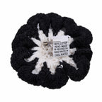 Handgefertigte Brosche mit Häkelarbeit Blumen Design, Schwarz und Weiß