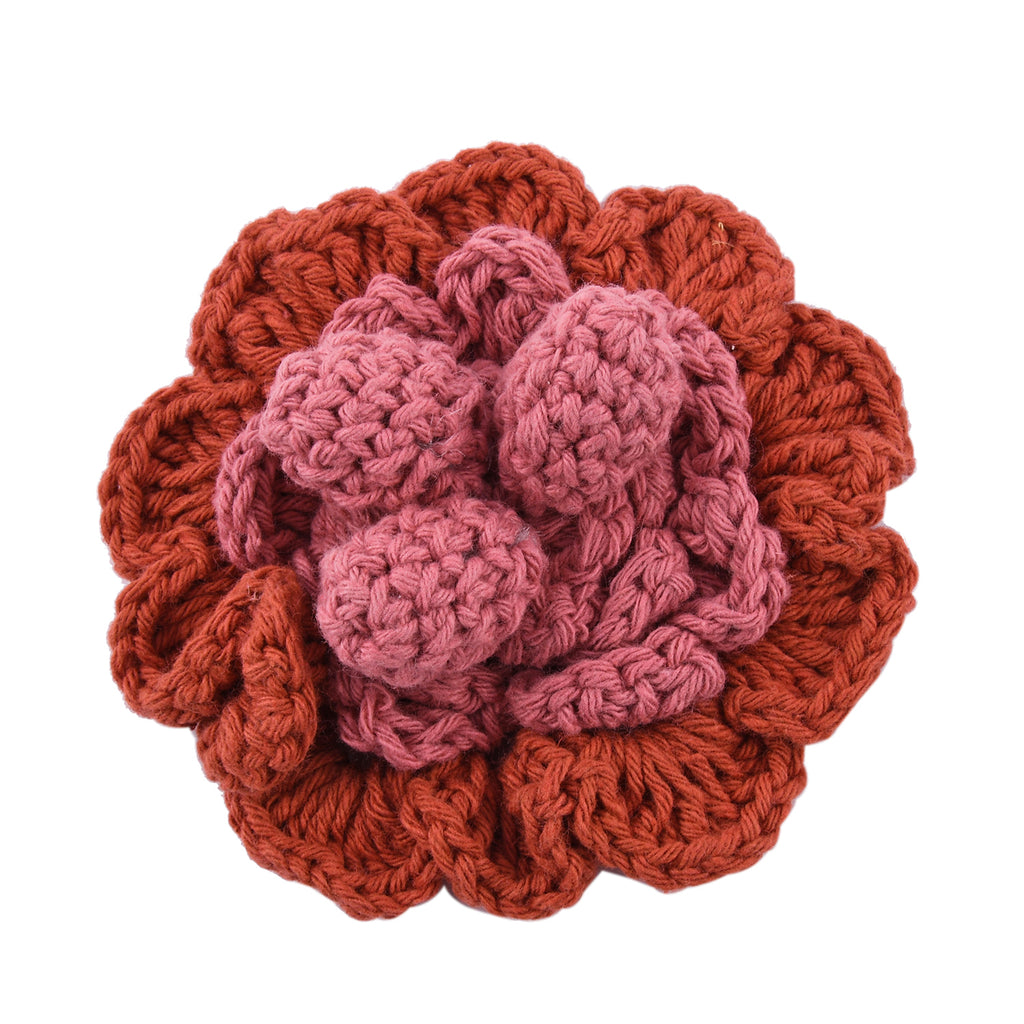 Handgefertigte Brosche mit Häkelarbeit Blumen Design, Orange