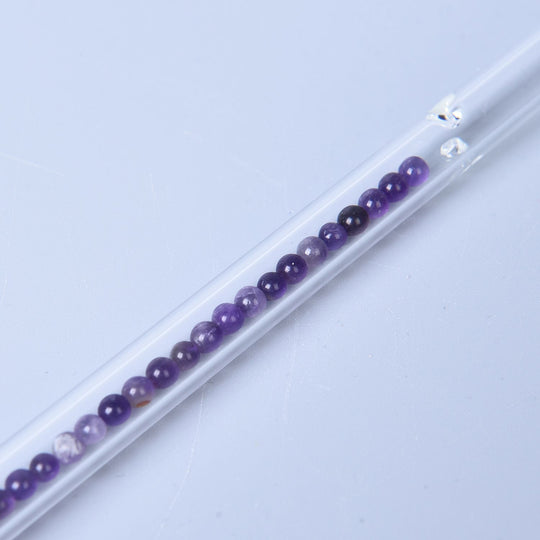 Glas Trinkhalme, gefüllt mit Edelsteinen, Amethyst