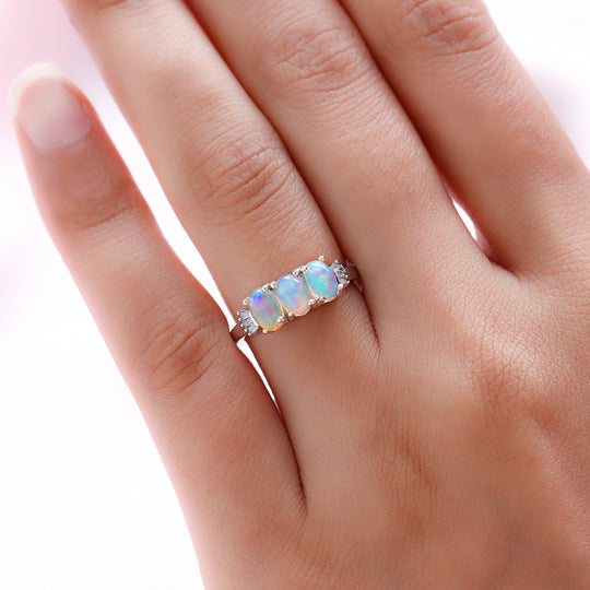 Natürlicher, äthiopischer Opal und weißer Diamant-Ring, 925 Silber platiniert ca. 1,07 ct
