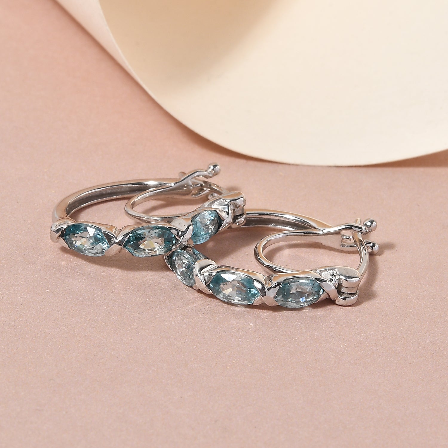 Kambodschanischer, blaue Zirkon-Creolen, 925 Silber platiniert ca. 2,12 ct