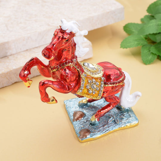 Tablettendöschen mit weißen Kristallen, emailliert, rot, Pferd