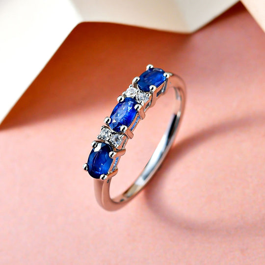 Kanchanaburi Blauer Saphir und weißer Zirkon-Ring, 925 Silber platiniert ca. 0.94 ct