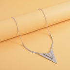 Chevron Form Weißes Kristall Halskette, ca. 50 cm, silberfarben