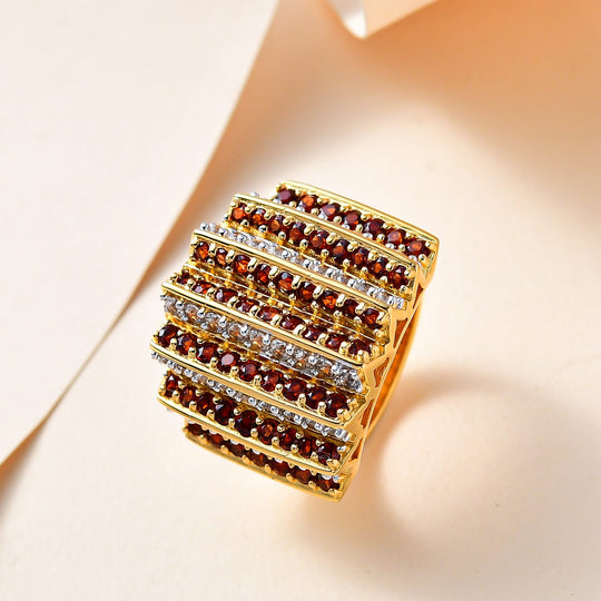 GP Art Deko Kollektion - Weißer Zirkon und roter Granat Ring, 925 Silber Gelbgold Vermeil (Größe 17.00) ca. 4.82 ct