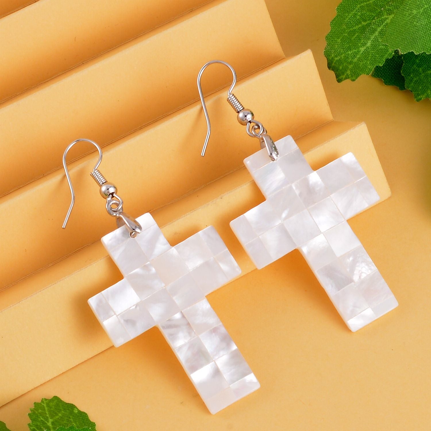 Weiße Muschelkernperlen Kreuz Ohrringe, Edelstahl