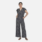 Jumpsuit mit gesmokter Taille und Flatterärmel, schwarz und weiß