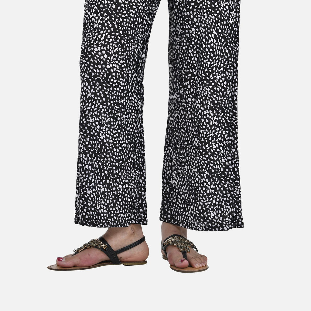 Jumpsuit mit gesmokter Taille und Flatterärmel, schwarz und weiß