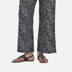 Jumpsuit mit gesmokter Taille und Flatterärmel, schwarz und weiß