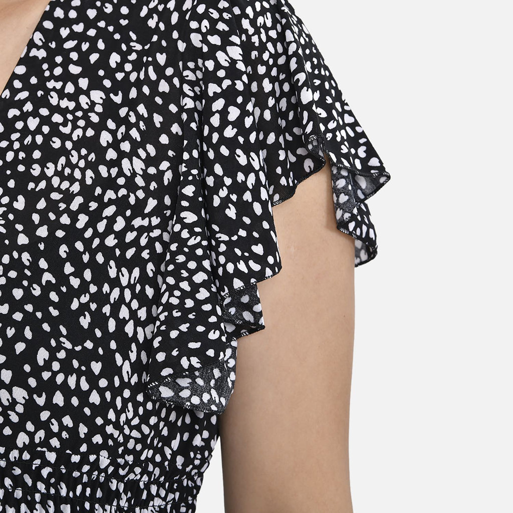 Jumpsuit mit gesmokter Taille und Flatterärmel, schwarz und weiß
