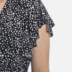 Jumpsuit mit gesmokter Taille und Flatterärmel, schwarz und weiß