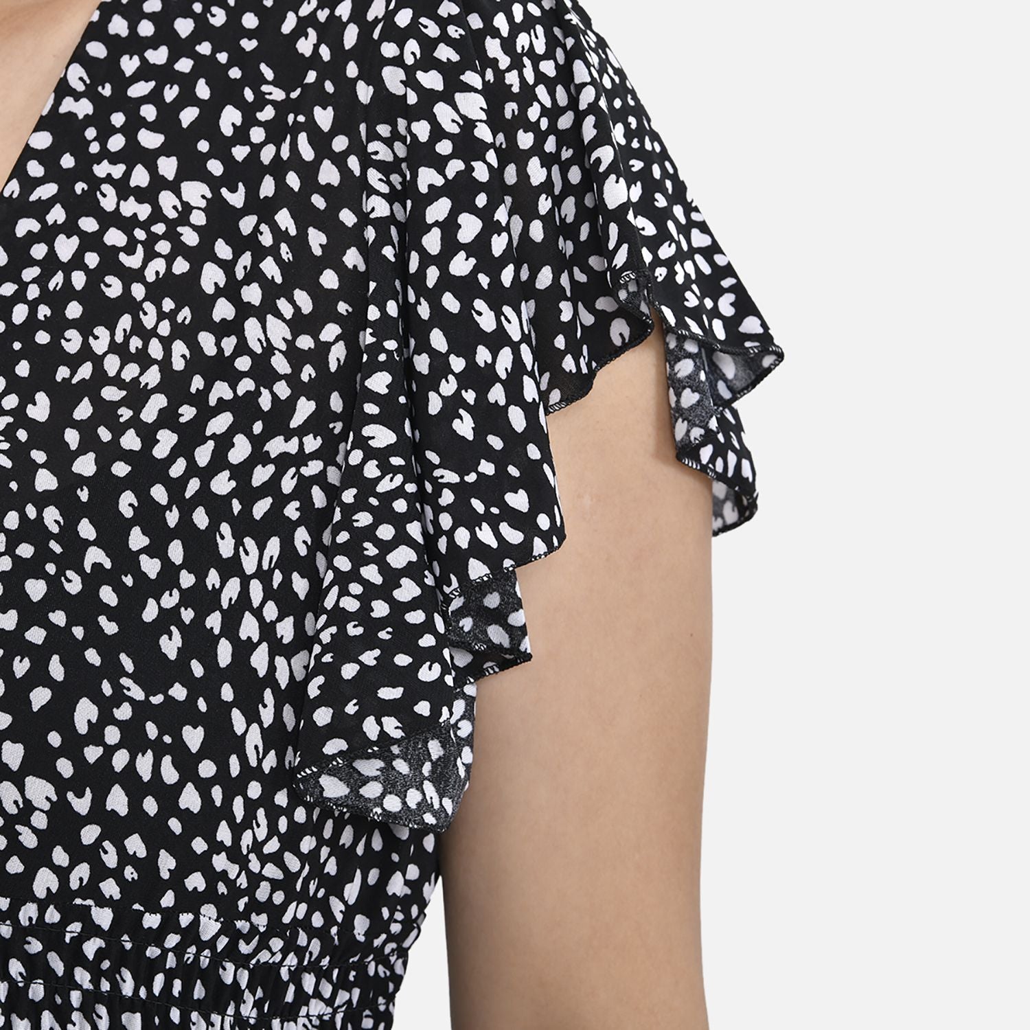 Jumpsuit mit gesmokter Taille und Flatterärmel, schwarz und weiß