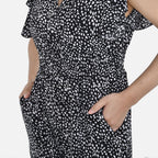Jumpsuit mit gesmokter Taille und Flatterärmel, schwarz und weiß