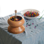 Perlen Spinner aus Kiefernholz mit Stahlnadel, bunten Perlen und Faden inkl.