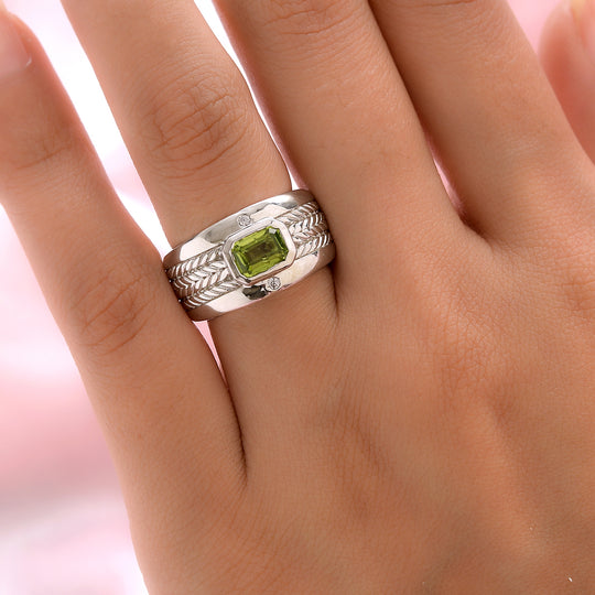 Peridot und weißer Zirkon-Ring, reines Messing Platin-Ionenbeschichtetet (Größe 19.00) ca. 1,04 ct