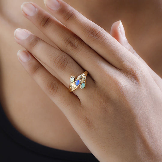 Natürlicher, äthiopischer Welo Opal, weißer Zirkon Ring, 925 Silber vergoldet ca. 0.61 ct
