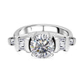 Strahlender Glanz mit Smaragdschliff-Akzenten Moissanit Ring, 925 Silber platiniert (Größe 20.00) ca. 2.16 ct