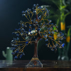Lapislazuli-Energiebaum mit 230 Edelsteinblättern und Edelsteinpyramidensockel, 23 cm, Lapislazuli