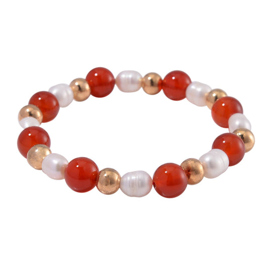 Flexibles Armband mit rotem Achat, weißen Süßwasserperlen und goldfarbenen Kugeln, Messing