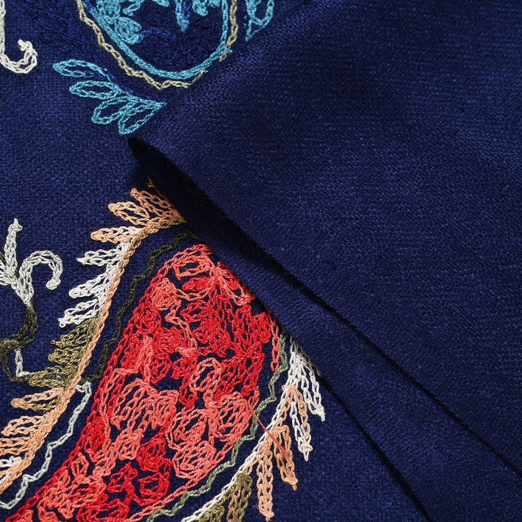 Marineblau mit Blumenmuster
