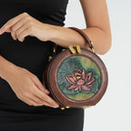 Runde Crossbody-Bag mit Lotus-Prägung, 19x8x18 cm, Braun