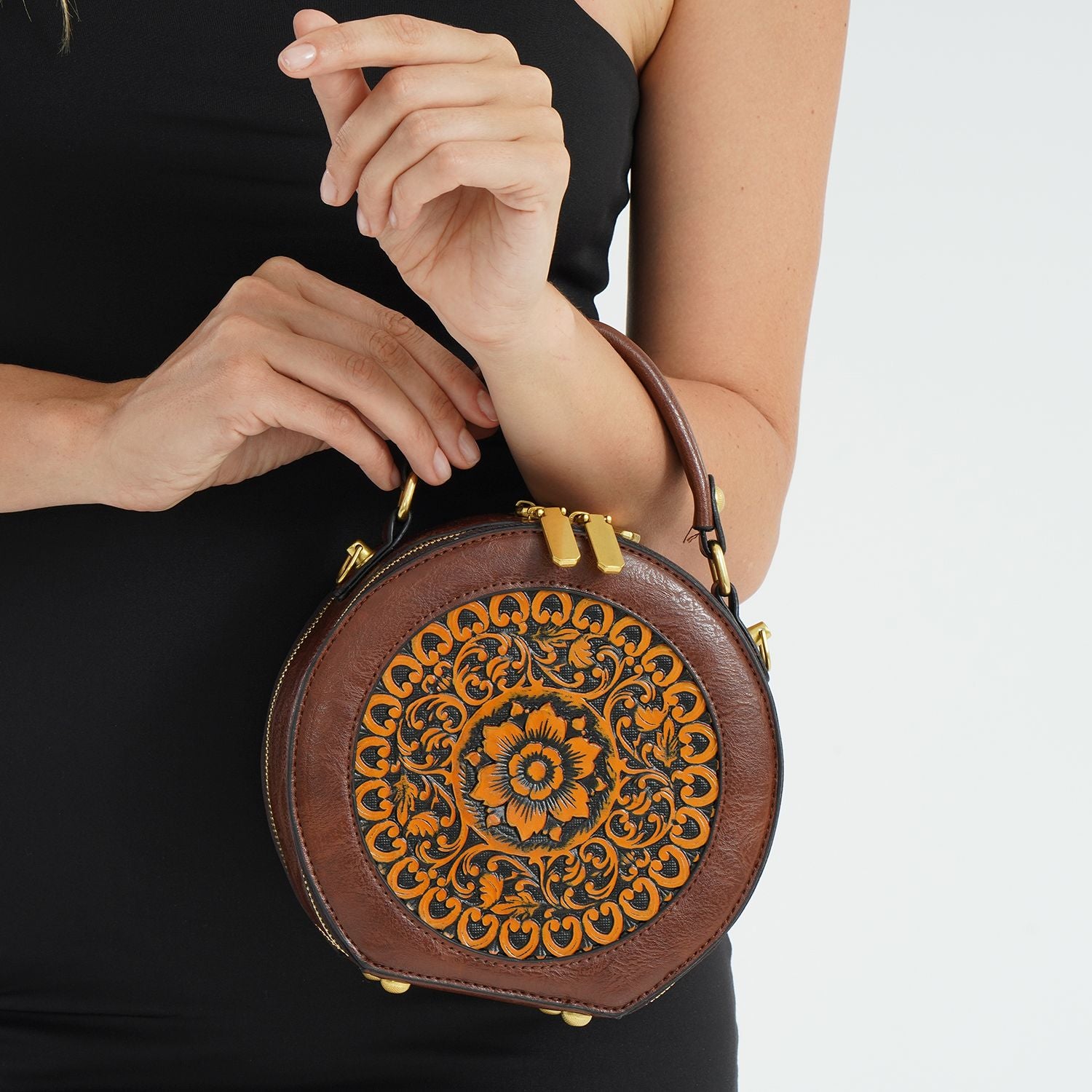 Runde Crossbody-Bag mit Mandala-Prägung, 19x8x18 cm, Braun