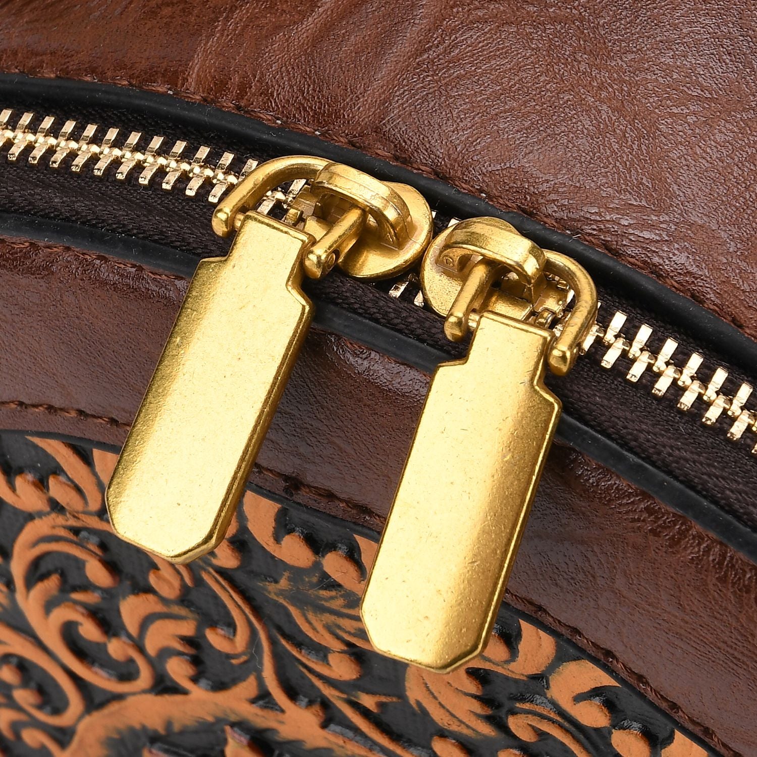 Runde Crossbody-Bag mit Mandala-Prägung, 19x8x18 cm, Braun
