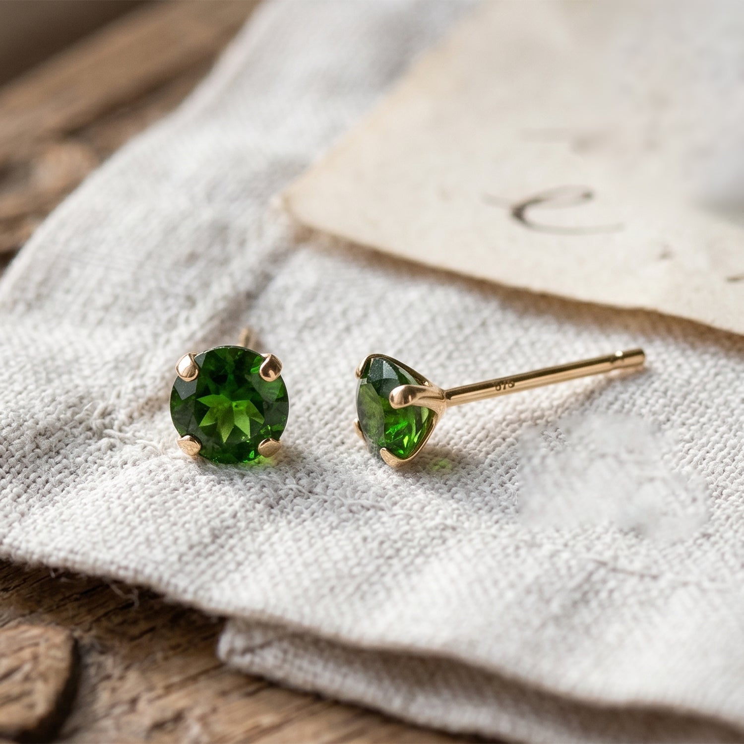 AAA natürliche Chromdiopsid Solitär Ohrringe in 375 Gold - 1,07 ct.