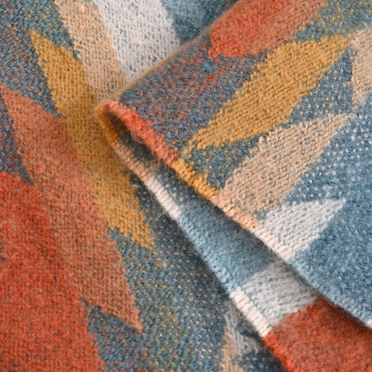 Strickdecke mit Geo-Muster und Fransen, 127x177 cm, Blau