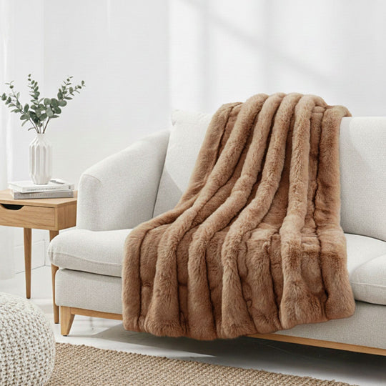 Serenity Night - Premium Kuscheldecke mit Plüschstruktur, doppellagig und wendbar, 150x200 cm, Braun