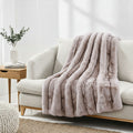 Serenity Night - Premium Kuscheldecke in Pelzoptik, doppellagig und wendbar, 150x200 cm, Weiß