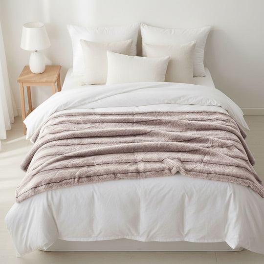 Serenity Night - Premium Kuscheldecke mit Plüschstruktur, doppellagig und wendbar, 150x200 cm, Braun