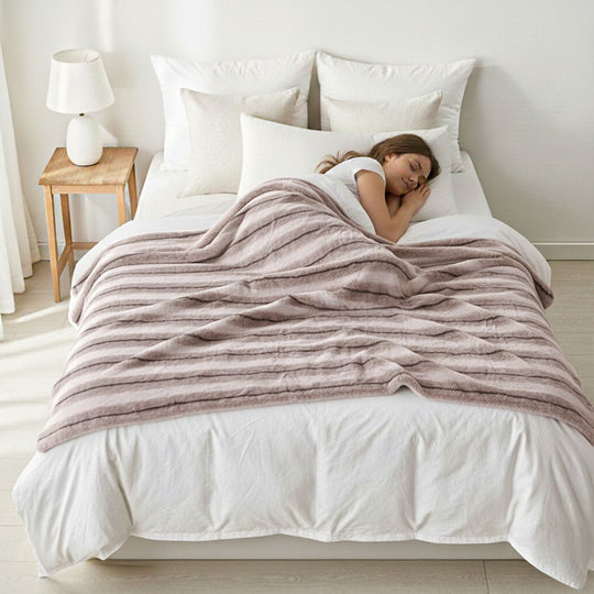 Serenity Night - Premium Kuscheldecke mit Plüschstruktur, doppellagig und wendbar, 150x200 cm, Braun