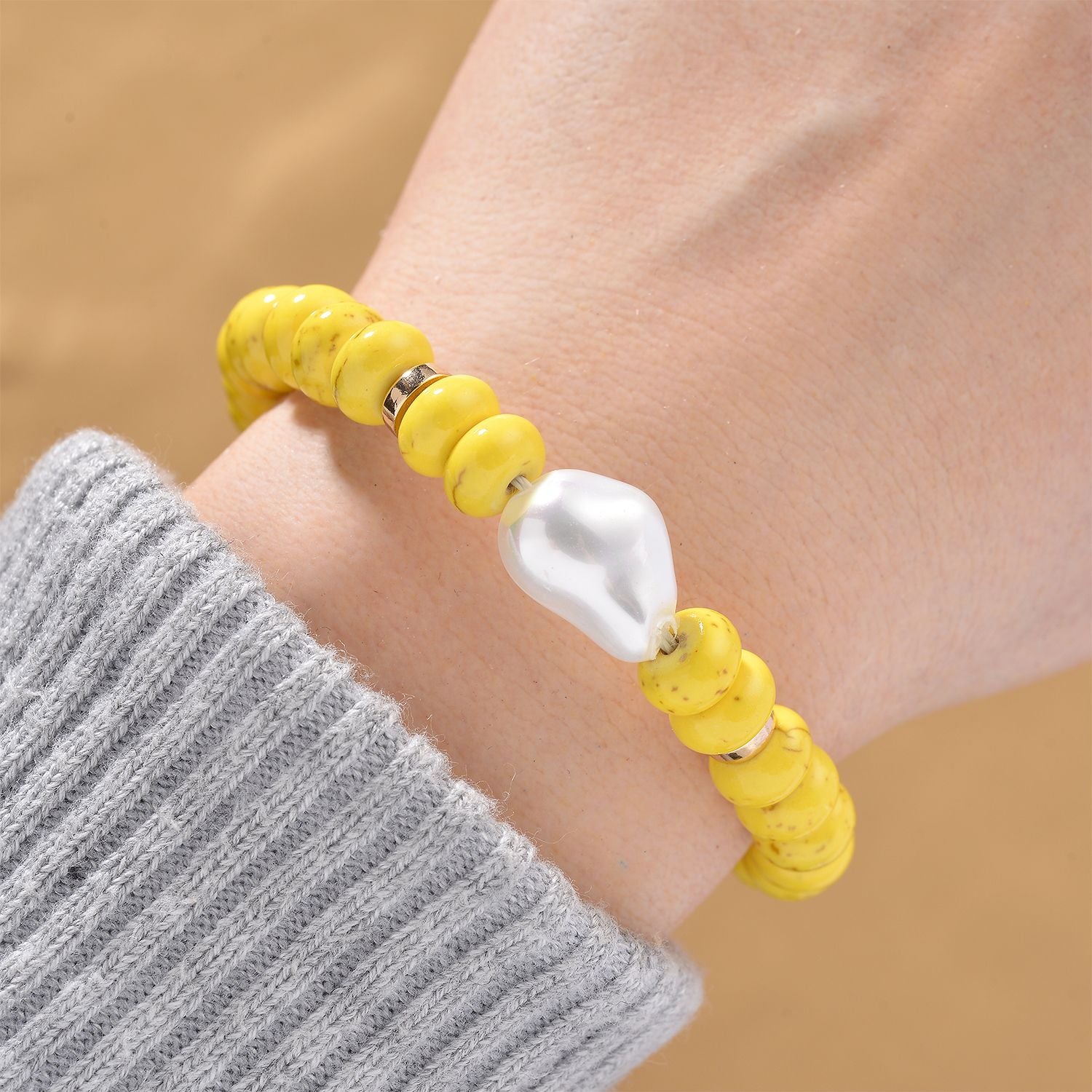 Weiße Muschelkernperle, Gelber Howlit Armband, ca. 18 cm + 5 cm Extender, goldfarben