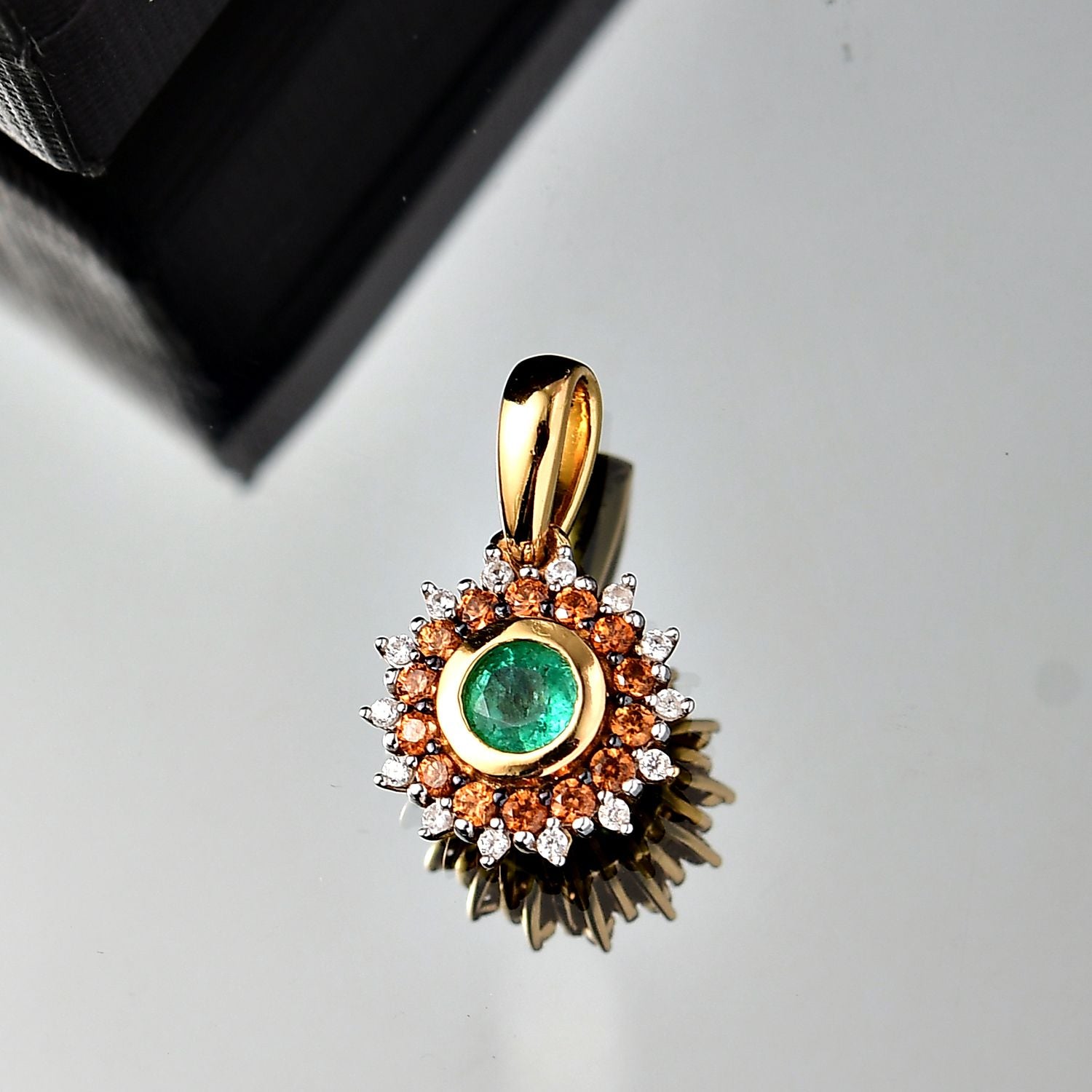 Regal Halo - D joy Kagem Sambischer Smaragd, Brauner Zirkon Anhänger 925 Silber 750 Gelb Vergoldet ca. 0,70 ct.