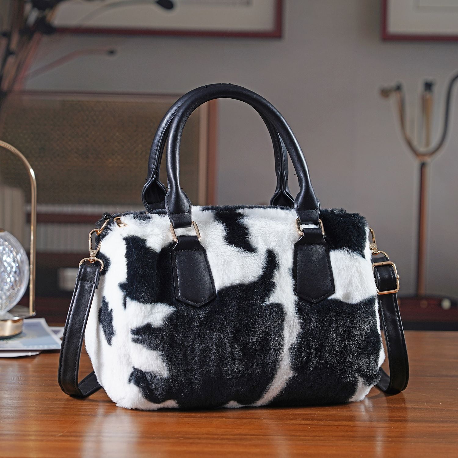 Crossbody Bag in Kuhfell-Optik, Schwarz-Weiß, 26x17x13 cm