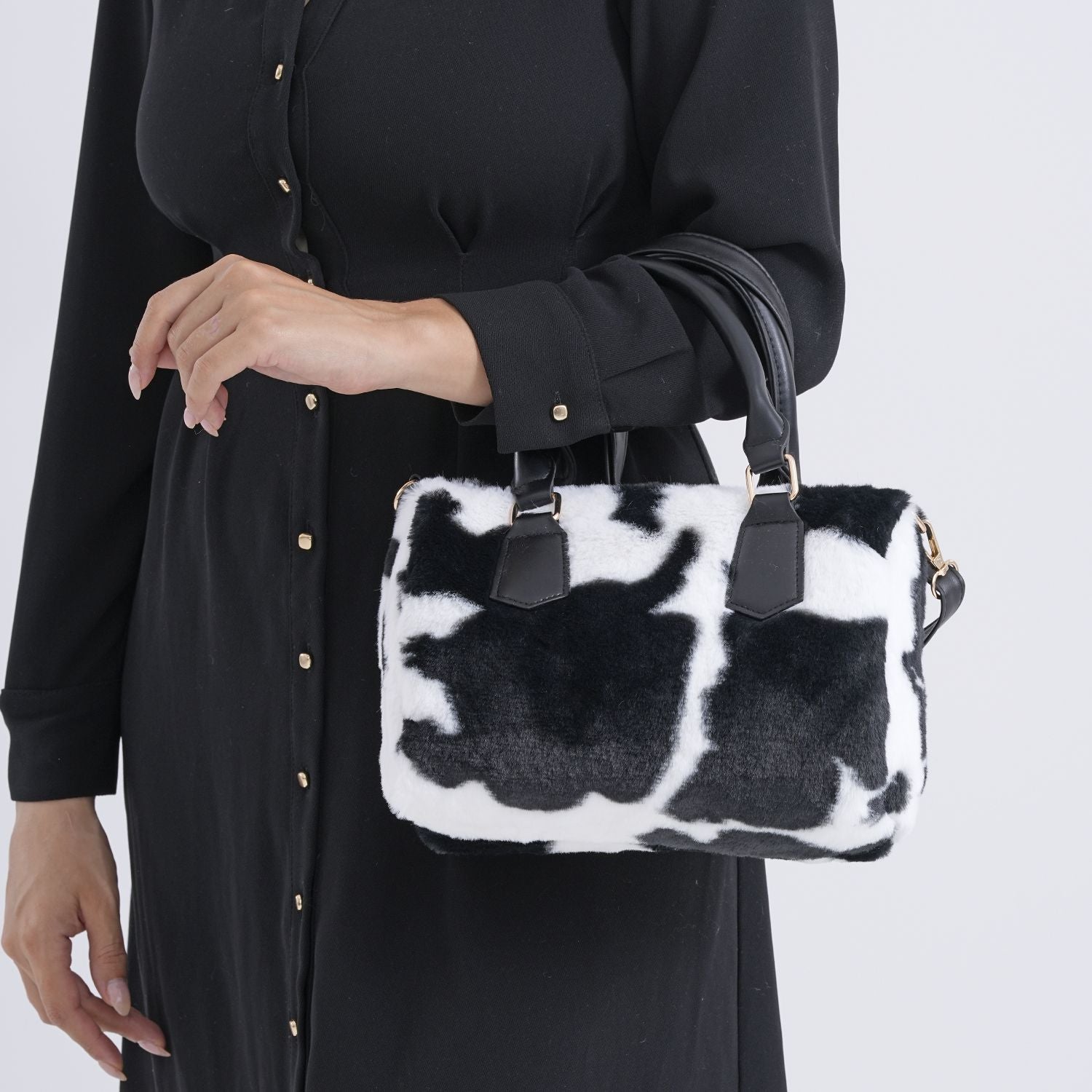 Crossbody Bag in Kuhfell-Optik, Schwarz-Weiß, 26x17x13 cm